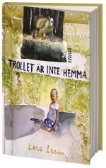 Lars Lerin barnboksdebuterar! Följ med Nordens främsta akvarellmålare och en av våra mest älskade offentliga personer, Lars Lerin, på en promenad tillsammans med sonen Rafael och katterna Mimi och Silling. "Dörren till källaren står på glänt. Hallå! ropar Rafael och kikar in i det svala mörkret. Hallå trollet! Men ingen svarar. Allt är tyst, bara småfåglarna som kvittrar och en skata som skrattar ur ett snår. Trollet är nog inte hemma, kanske ligger det och sover. Kanske, kanske inte. Det är väl så, säger pappa, att troll, liksom spöken, måste sova hela dagen för att orka vara vakna om natten. Om solen skiner på ett troll så spricker det, sägs det i sagorna. Ingen vet, man får tro vad man vill. Man får gärna tro att det bor ett troll i skogen." "Trollet är inte hemma" är en berättelse i ord och akvarell.